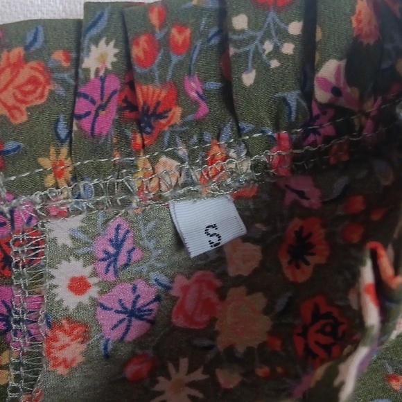 Sage Green Floral Ruffle Cap Sleeve Blouse Size Small - Picture 2 of 5